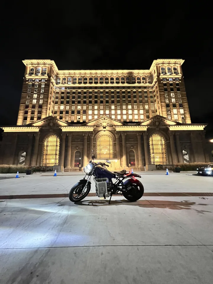 MidKnight de noche frente a la fachada iluminada de la Michigan Central Station en Detroit.