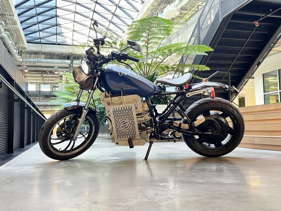 MidKnight, Shandoka's electric motorcycle built on a Yamaha XS400 frame, side profile, its laser-cut battery box filling the frame under the blue tank.