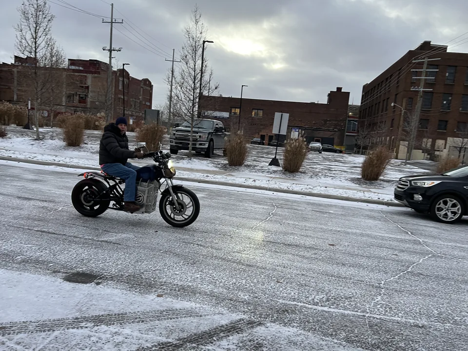 Una persona manejando MidKnight por una calle nevada.