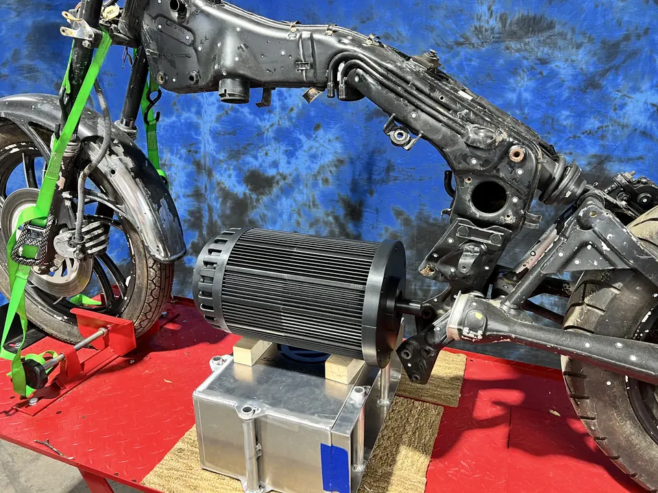 El motor eléctrico colocado en el chasis de la Virago donde estaba el motor V-Twin.